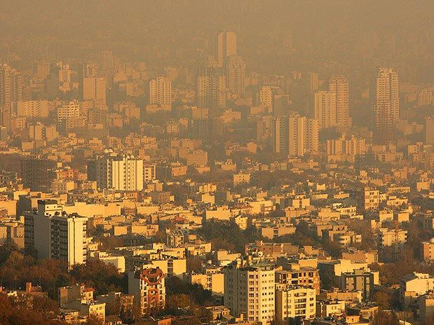 Mais de 9 milhões de pessoas chamam Teerã de sua casa, e outros 7 milhões vivem na área metropolitana, infelizmente, sendo uma das cidades mais poluidas.
