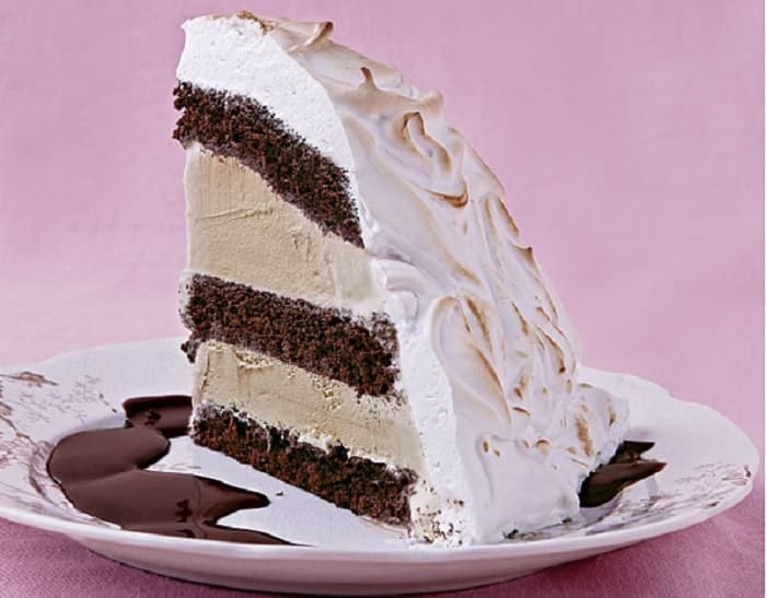 Bolo de chocolate com merengue e sorvete, esse bolo é uma receita simples que agrada a todos os gostos, sensacional para dias de sol na praia.