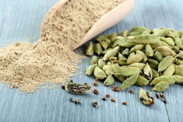 Os benefícios do cardamomo para a saúde incluem proteção ao sistema gastrointestinal, controle do câncer e colesterol, alívio de problemas cardiovasculares e melhora da circulação sanguínea.