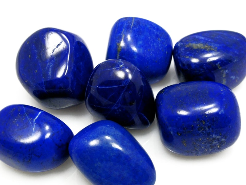 Lápis lazúli ou "pedra azul": todos os nomes enfatizam a cor impressionante que os filósofos antigos a comparavam ao céu estrondoso