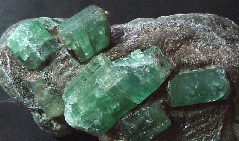 Nos tempos antigos, as pessoas não duvidavam que a pedra de berilo as salvasse de muitos problemas. As propriedades desse mineral eram muito elogiadas.