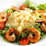 Como preparar uma deliciosa salada Caesar com camarão